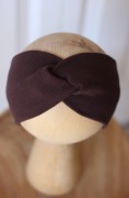 Handmade opaska dziecięca w modnym brązowym kolorze idealna dla niemowląt.