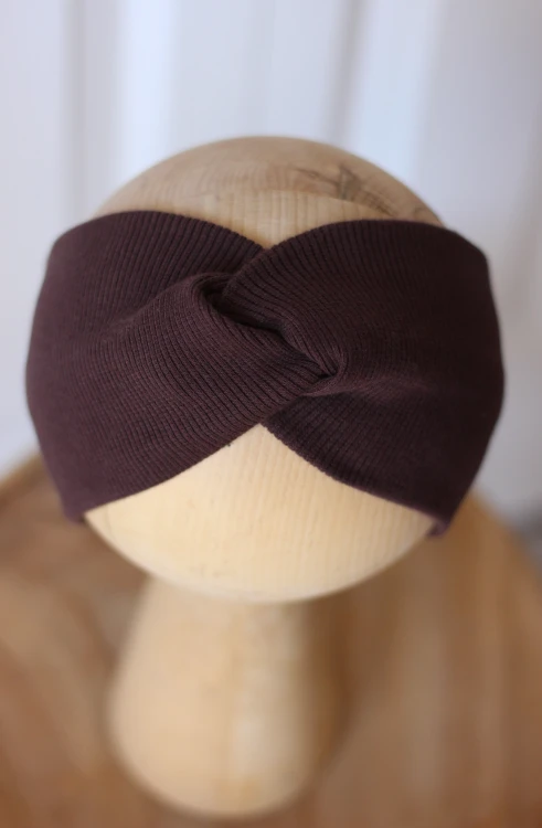 Handmade opaska dziecięca w modnym brązowym kolorze idealna dla niemowląt.