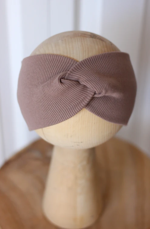 Miękka i elastyczna opaska handmade z certyfikowanej dzianiny.
