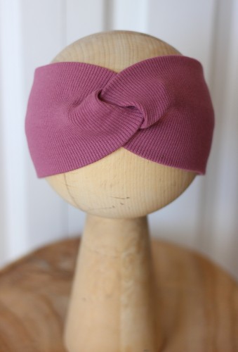 Miękka opaska handmade wykonana z certyfikowanej dzianiny prążkowanej.