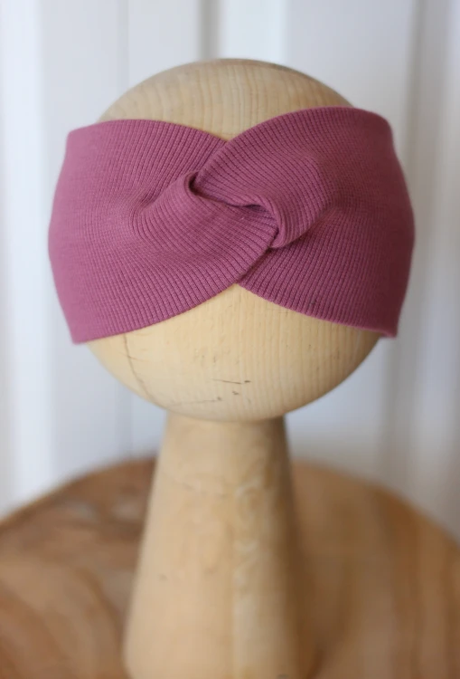 Miękka opaska handmade wykonana z certyfikowanej dzianiny prążkowanej.