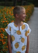 Muślinowy t-shirt w cytrynki – lekka i letnia stylizacja.