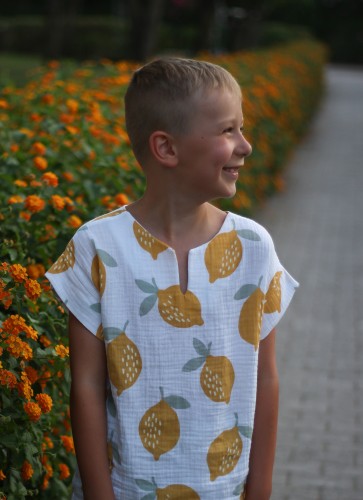 Muślinowy t-shirt w cytrynki – lekka i letnia stylizacja.