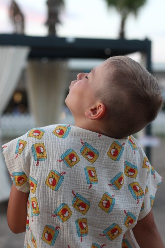 Muślinowy t-shirt w owocowy wzór – wygoda na lato.