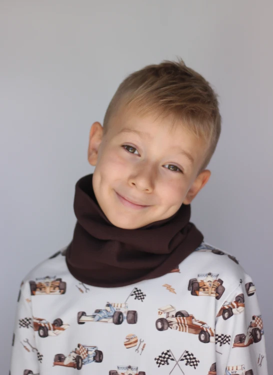 Brązowy komin dziecięcy do jesiennej stylizacji