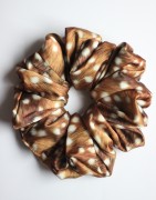 Frotka Sarenka – materiałowa gumka scrunchie do włosów w leśny wzór