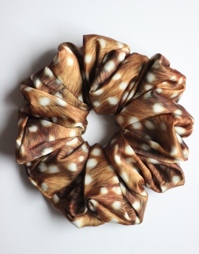 Frotka Sarenka – materiałowa gumka scrunchie do włosów w leśny wzór