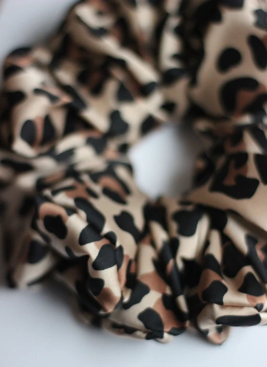 Frotka do włosów Panterka – gumka scrunchie w zwierzęcy wzór