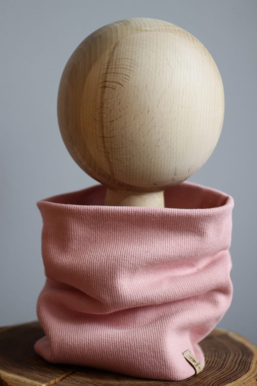 Komin z dzianiny prążkowej w kolorze różowym