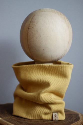 Komin z dzianiny prążkowej w kolorze miodowym