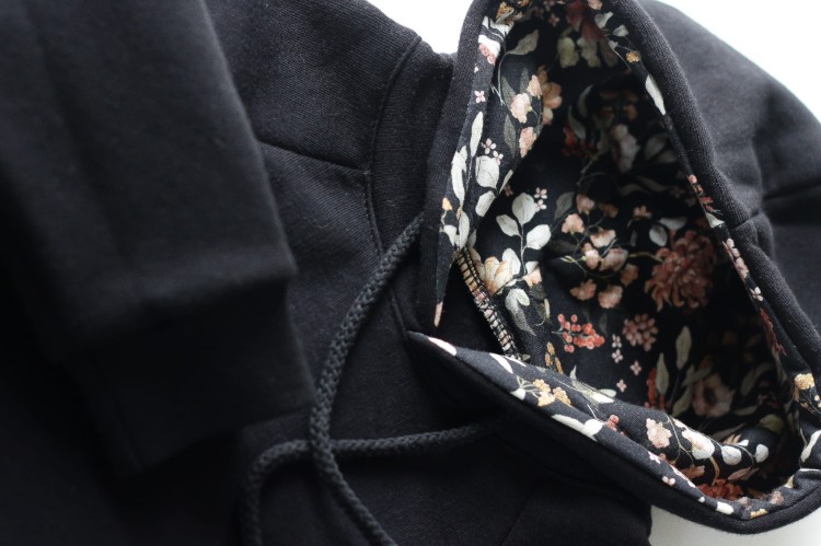 Bluza z kapturem ocieplana czarna w kwiaty